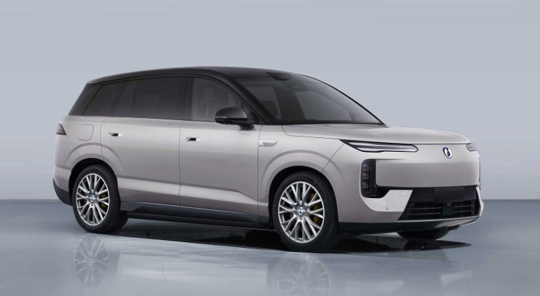 Denza N8 văzut din lateral-față, un SUV de lux de peste cinci metri cu plafon negru contrastant