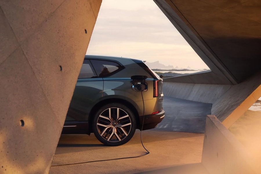 Volvo EX60 2026 — încărcare, vedere spate-lateral